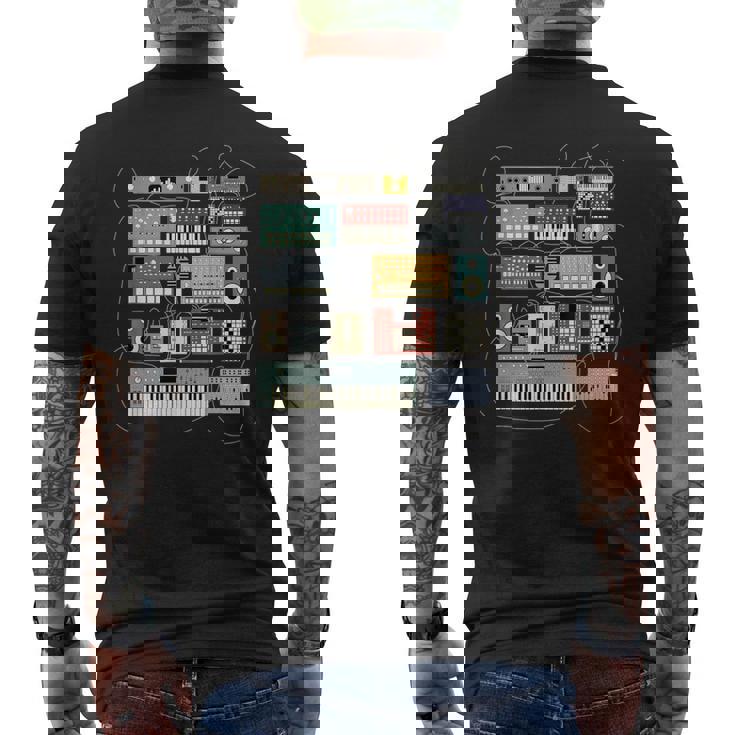 シンセサイザー エレクトロニック・ミュージシャン と Dj メンズTシャツ バックプリント