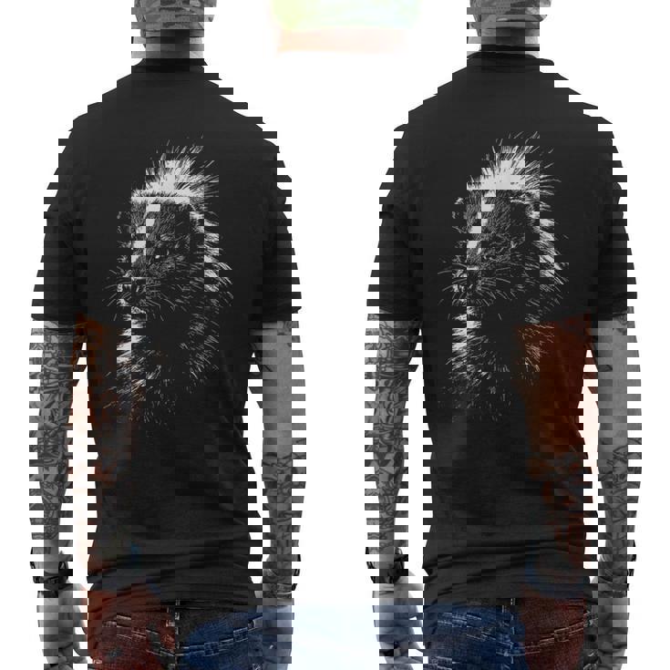 スカンクの肖像画 黒と白の動物愛好家 メンズTシャツ バックプリント