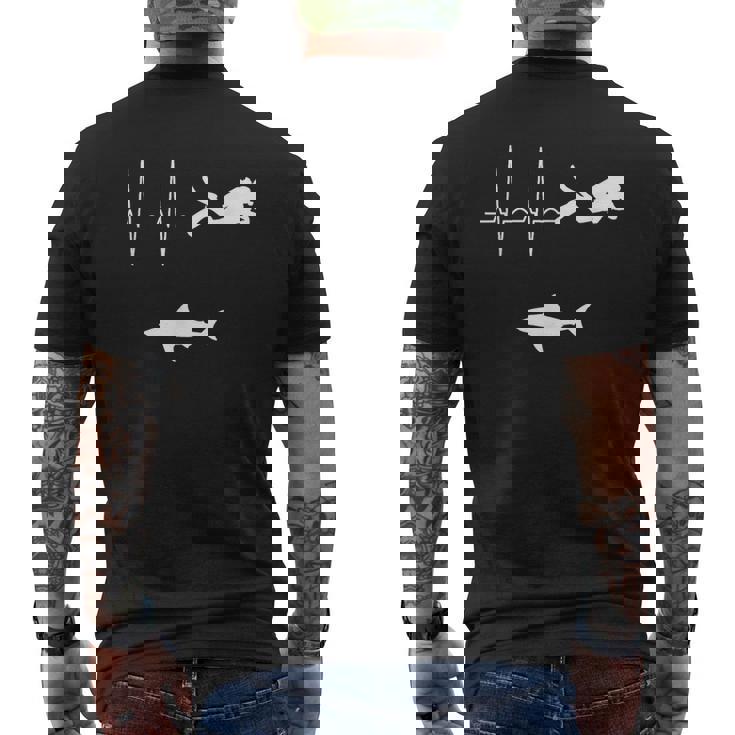 スキューバダイビングハートビート水中サメダイバー メンズTシャツ バックプリント