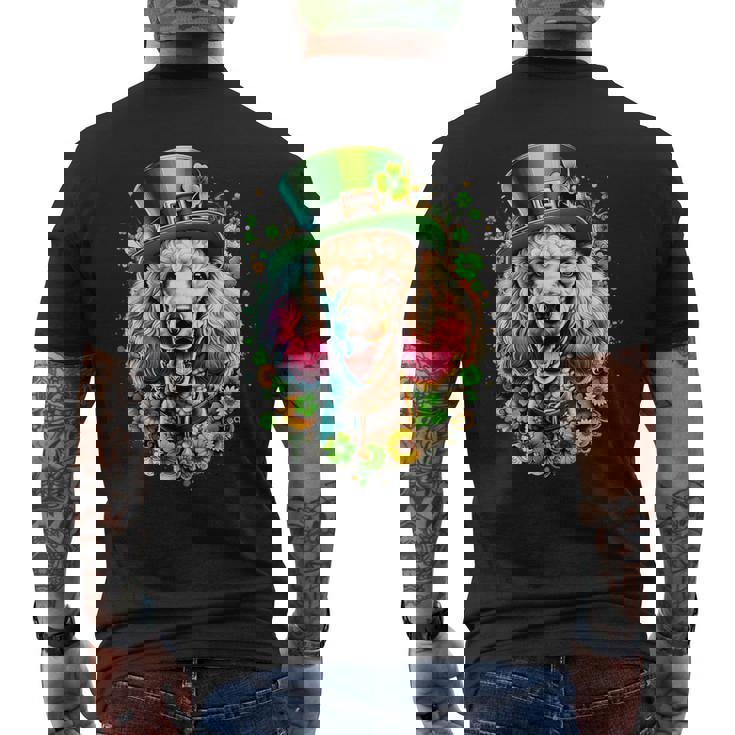 スタンダードプードル 犬 聖パトリックデー アートワーク メンズTシャツ バックプリント