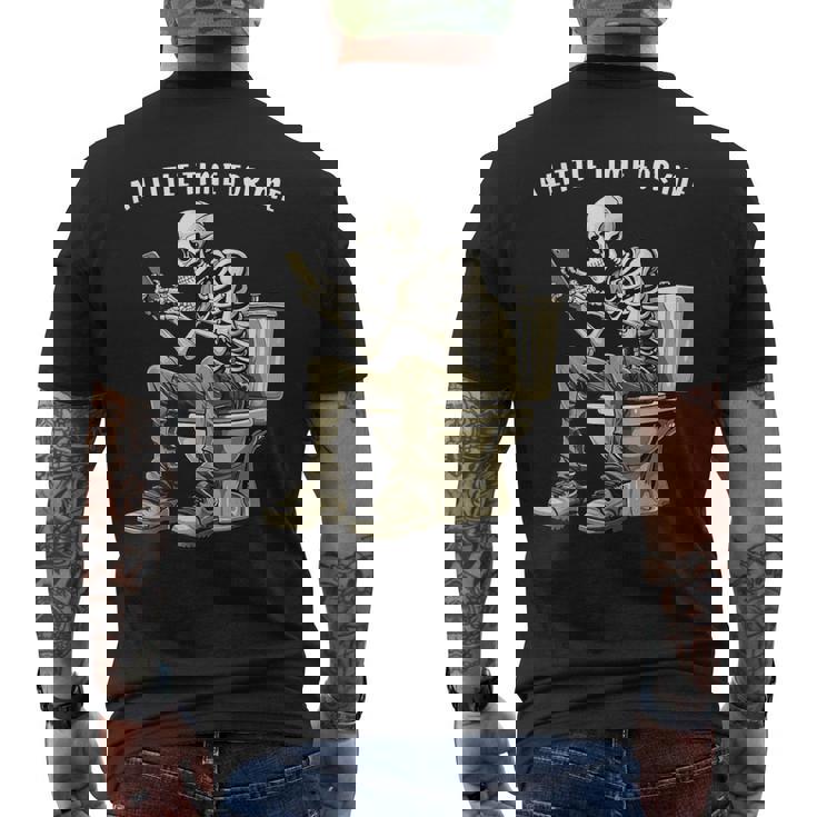 スマートフォン付きトイレのスケルトン ゴシックユーモア メンズTシャツ バックプリント