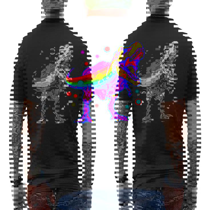 ティラノサウルス レックス 虹色 恐竜 恋人 デザイン メンズTシャツ バックプリント