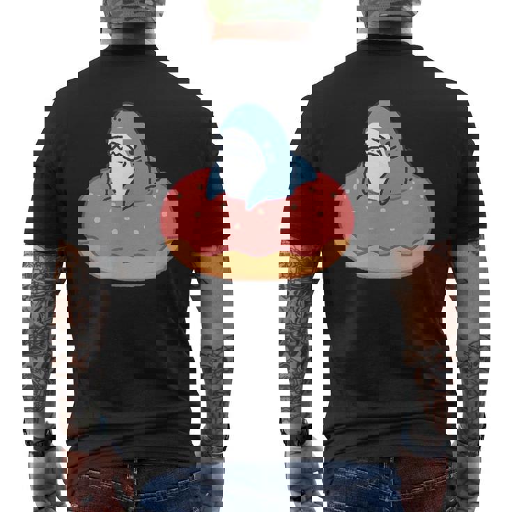 ドーナツに喰われるサメ さめ かわいい ゆるい イラスト シュール おもしろ 鮫 シャーク メンズTシャツ バックプリント