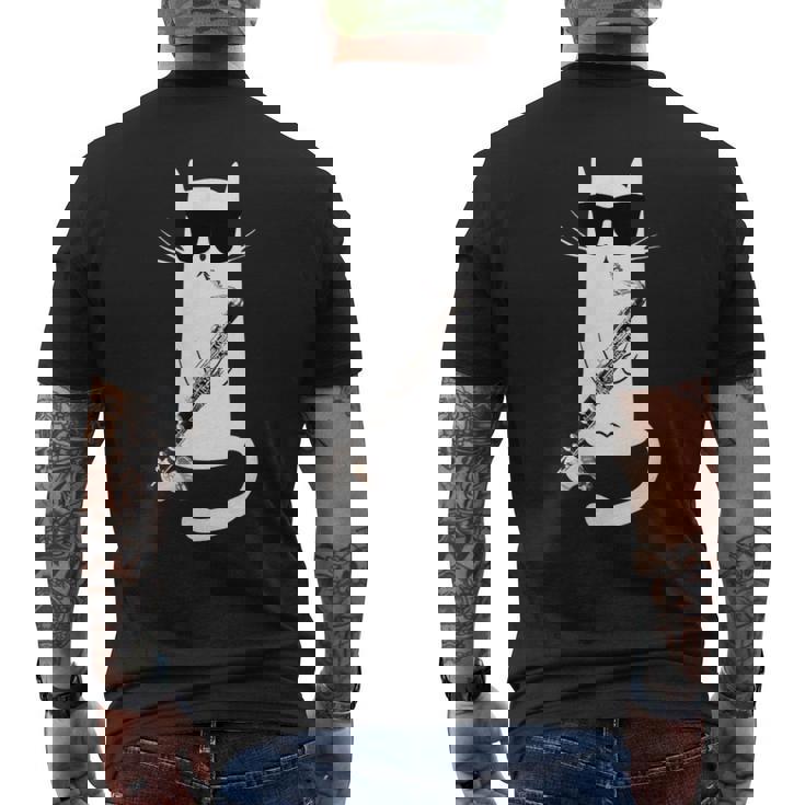 バスクラリネットを弾くサングラスをかけた面白い猫 メンズTシャツ バックプリント