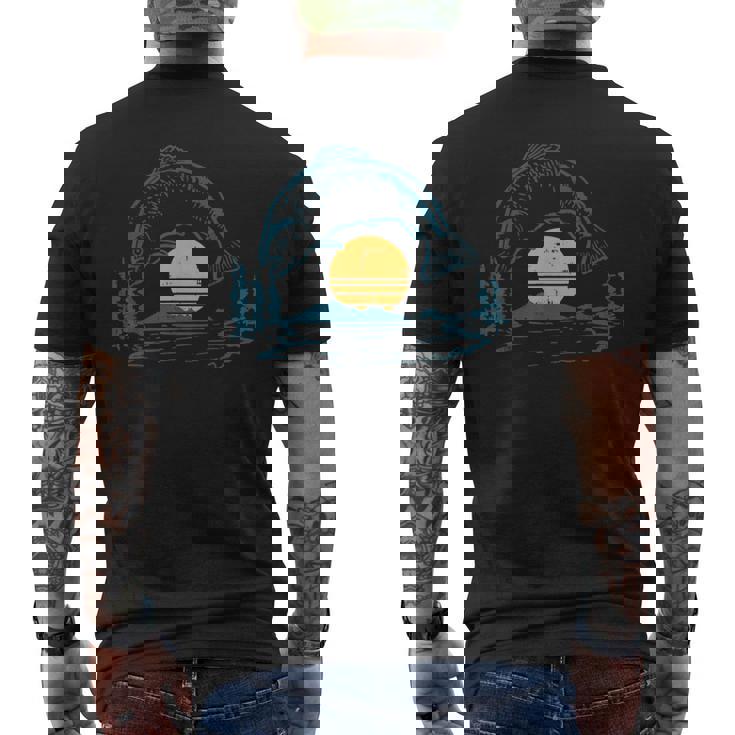 バスフィッシュ サンセットムーン ヴィンテージ 釣り フィッシャーマン アングラー ギフト メンズTシャツ バックプリント