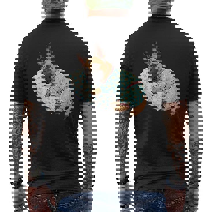 パジャマで寝ているかわいいベルギーのマリノア犬就寝アート 長袖tシャツ メンズTシャツ バックプリント