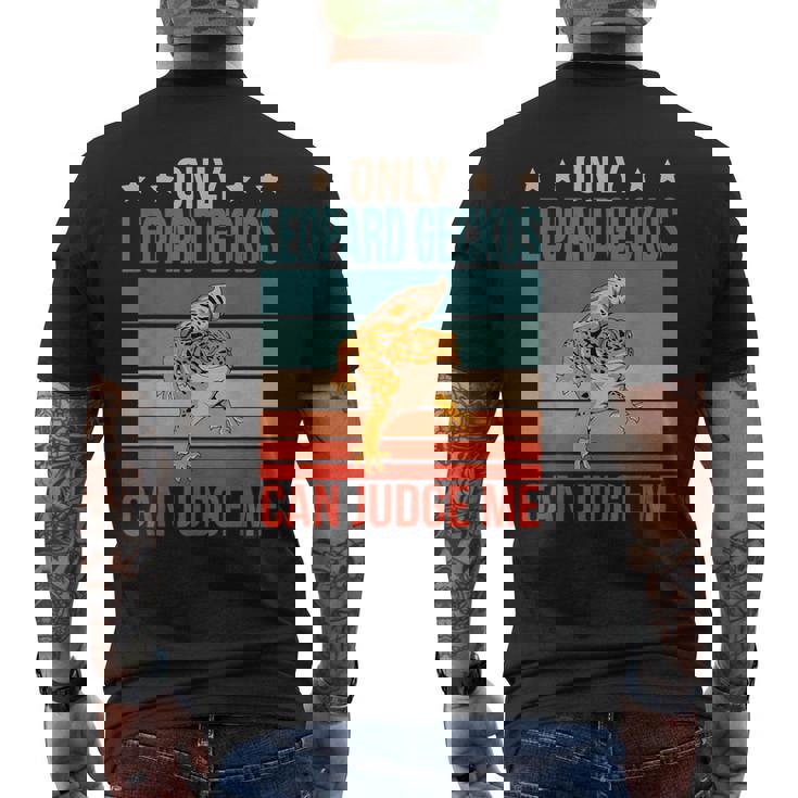 ヒョウモントカゲモドキは私を判断できる トカゲ 爬虫類 ヒョウモントカゲモドキ メンズTシャツ バックプリント