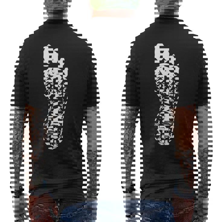 ビッグフット フットプリント 森 自然 キノコ サスカッチ メンズTシャツ バックプリント