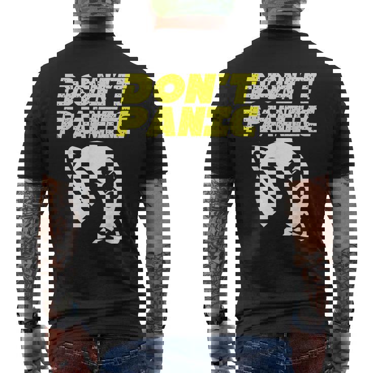 ファンアート ヒッチカーの銀河ガイド ドントパニック メンズTシャツ バックプリント