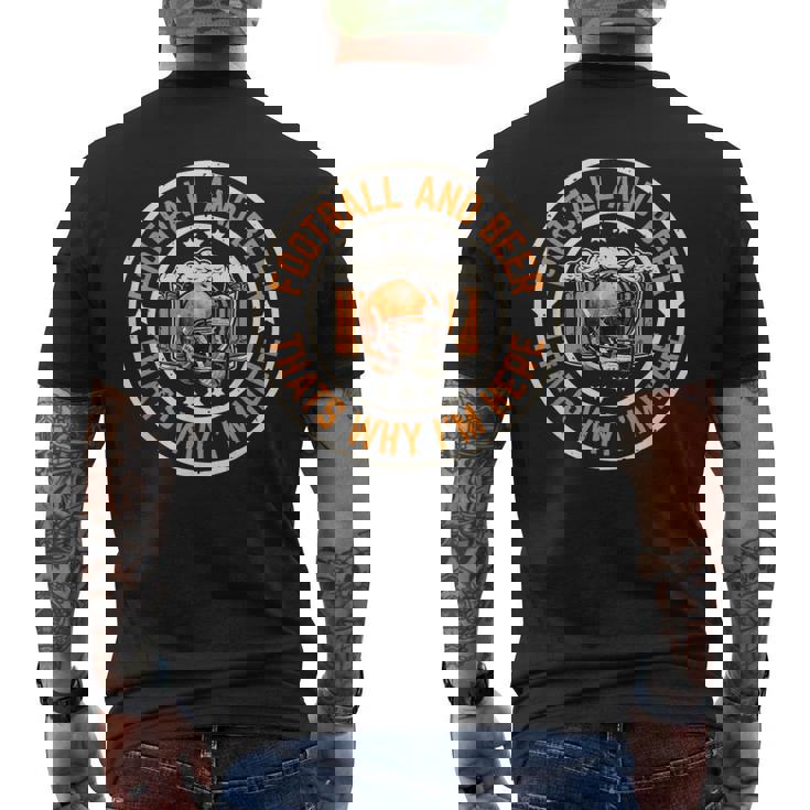 フットボールとビール、それが私がここにいる理由です アメリカンフットボール メンズTシャツ バックプリント