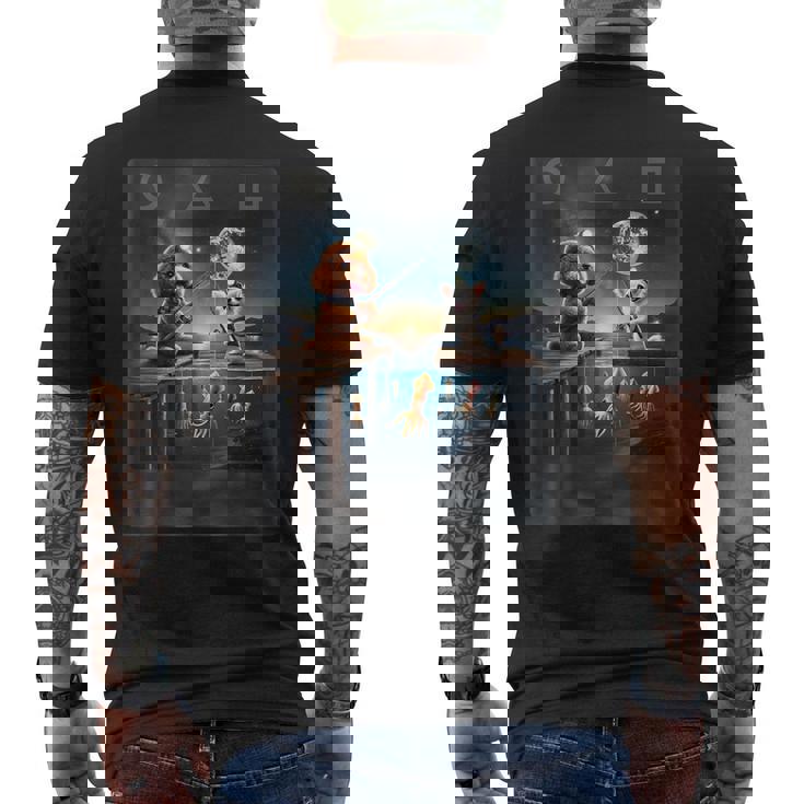 プードルとチワワのユニークなイカ釣りデザイン メンズTシャツ バックプリント