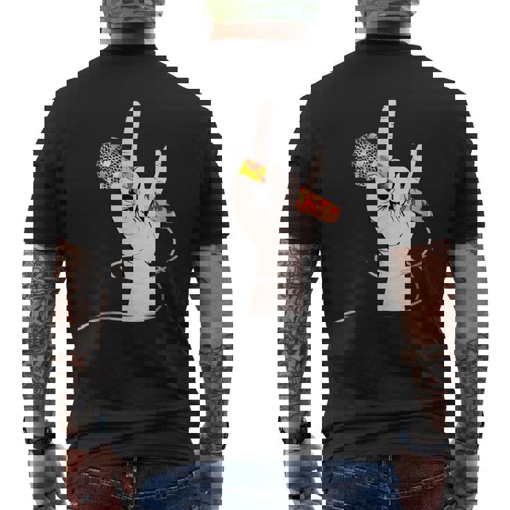 ボーカルマイクを持つロックシンガーの手 メンズTシャツ バックプリント