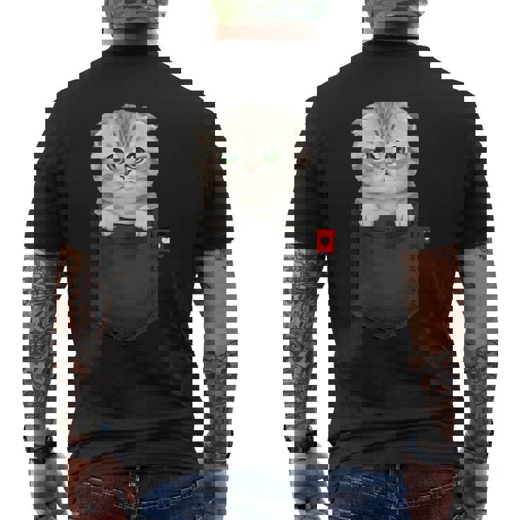 ポケットに入ったスコティッシュフォールド猫 のぞくかわいい子猫 メンズTシャツ バックプリント