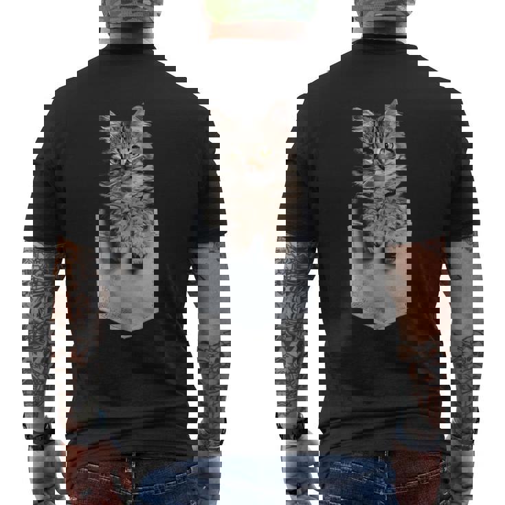 ポケットに入ったノルウェージャンフォレストキャット メンズTシャツ バックプリント