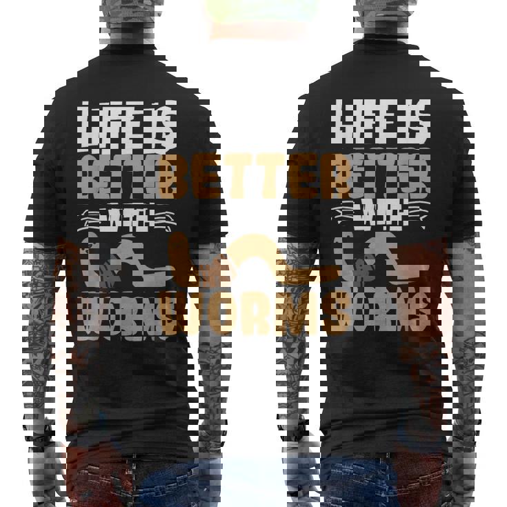 ミミズがいると人生はより良くなる ミミズの養殖 ミミズ ファーマー メンズTシャツ バックプリント