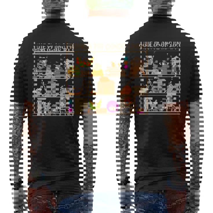 モルモットのコンドの生活のおもちゃヘイベッドの隠れ家の家 メンズTシャツ バックプリント