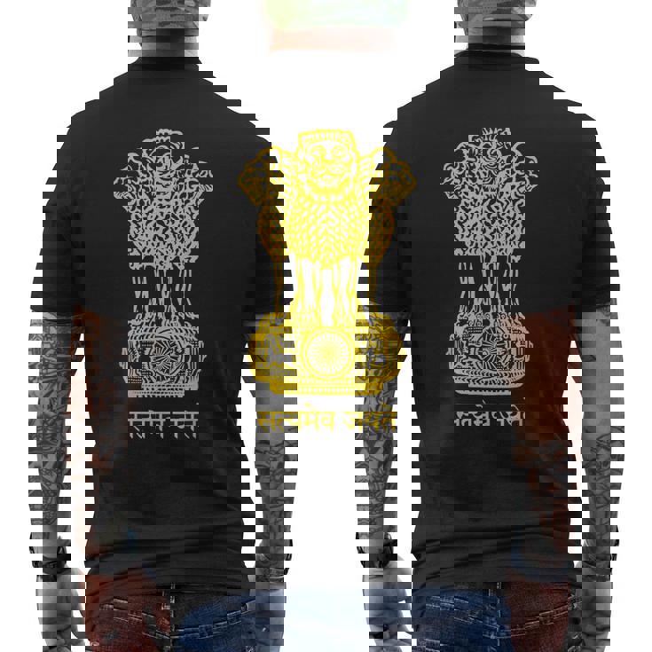 ライオンエンブレム インド国旗 ヒヌ ヒンディー語 デリー ムンバイ メンズTシャツ バックプリント