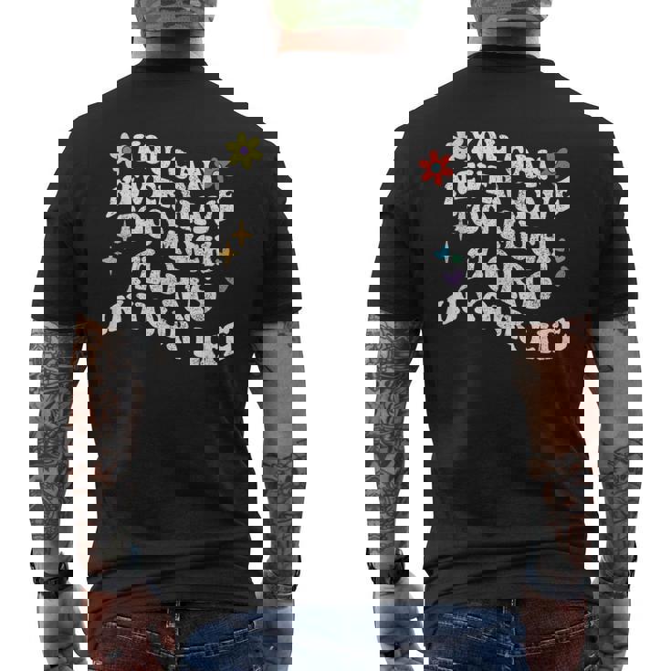 レトログルーヴィー。人生でフローリスが多すぎることはありません。 メンズTシャツ バックプリント