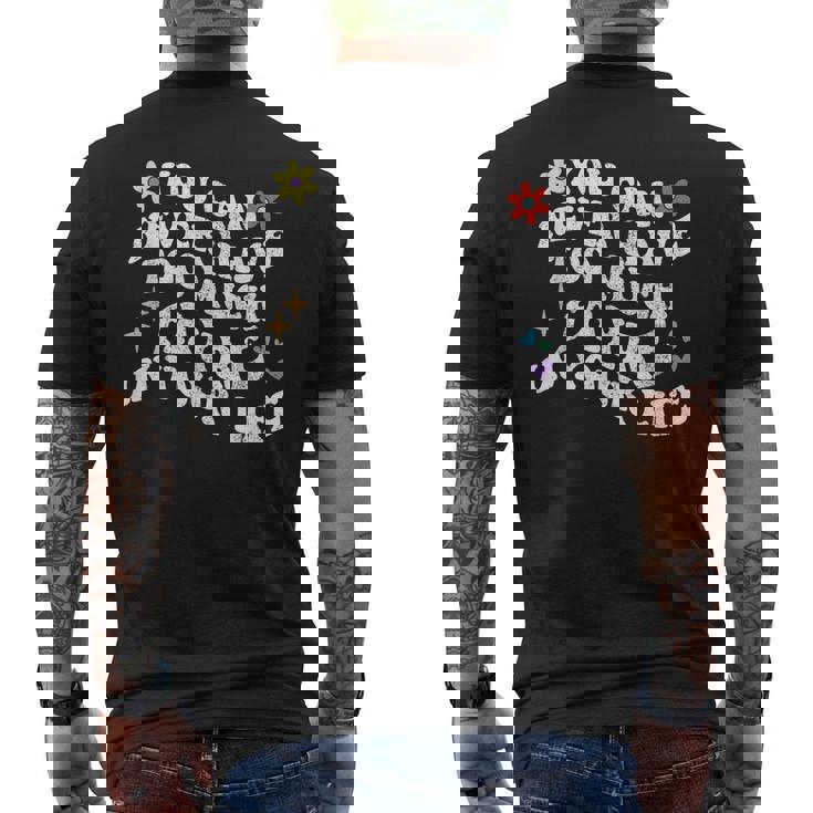 レトログルーヴィー。人生においてあまりにも多くのフェールを持つことはできません。 メンズTシャツ バックプリント