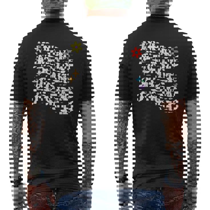 レトログルーヴィーなあなたは、決してあまりにも多くのgrazynaを持つことはできません メンズTシャツ バックプリント