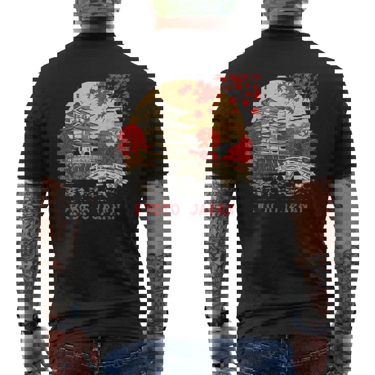 京都 日本 パゴダ 秋 風景 アート お土産 メンズTシャツ バックプリント