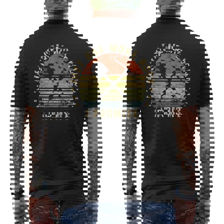 地質学ギフトジャストワンモアロックお約束おもしろ地質学者 メンズTシャツ バックプリント