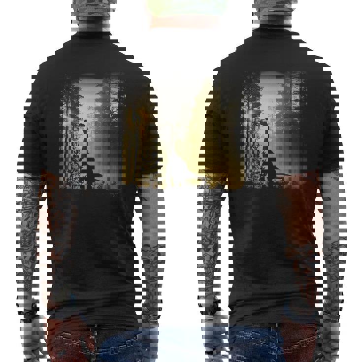 夜明けの竜脚類恐竜の森 リアルなグラフィックデザイン メンズTシャツ バックプリント