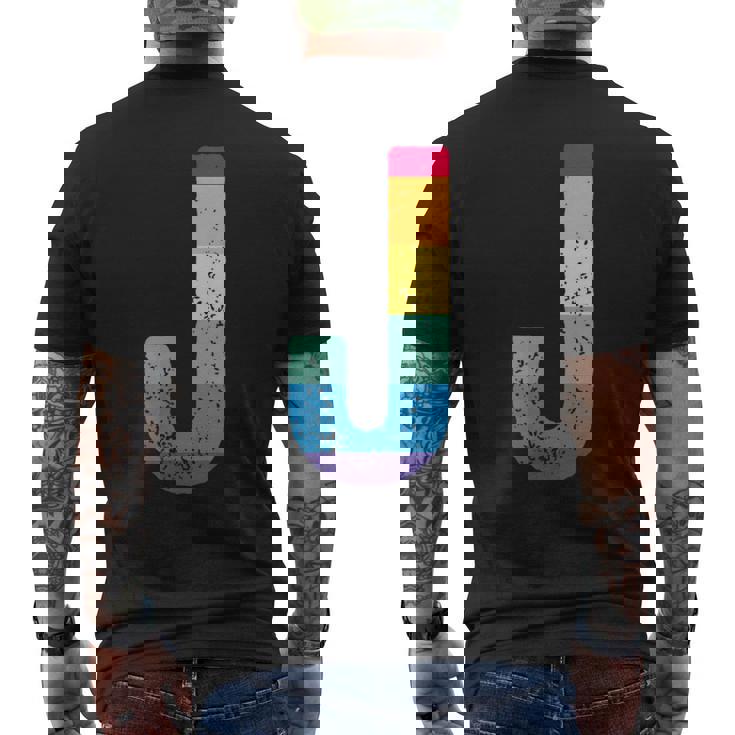 文字 J 大文字 アルファベット モノグラム イニシャル レインボー アルファベット J メンズTシャツ バックプリント