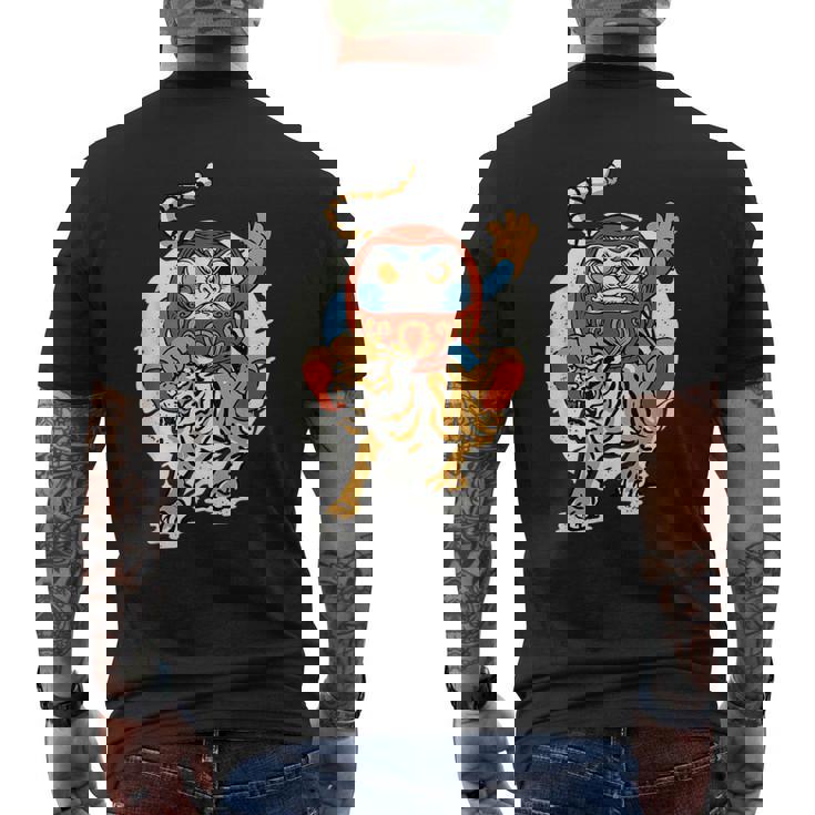 日本のトラ ラッキーだるま人形 日本の伝統 メンズTシャツ バックプリント