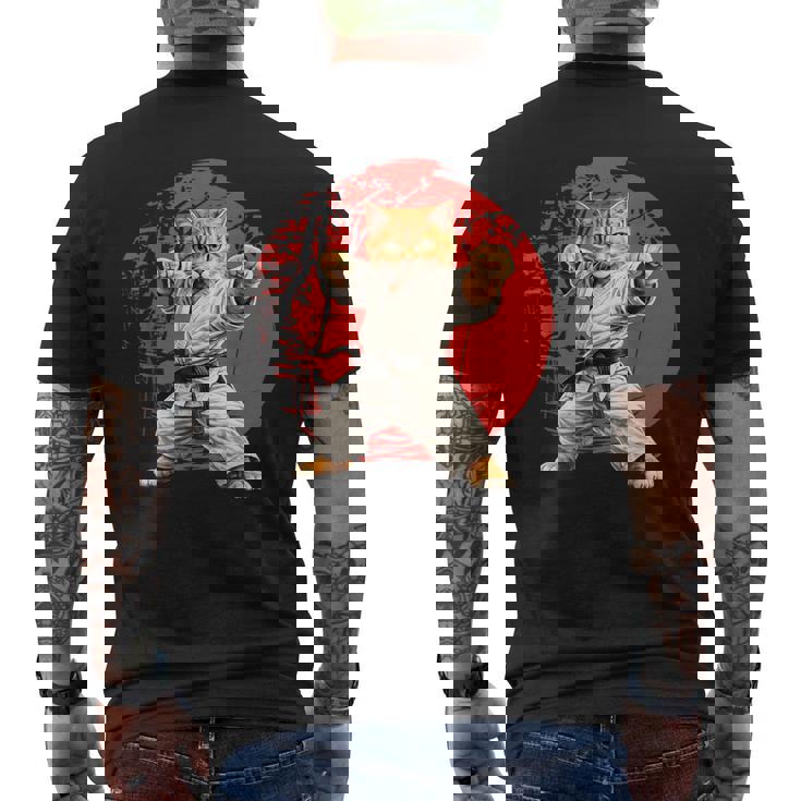 猫 空手 柔道 日本 日没 面白い 空手 猫 メンズTシャツ バックプリント