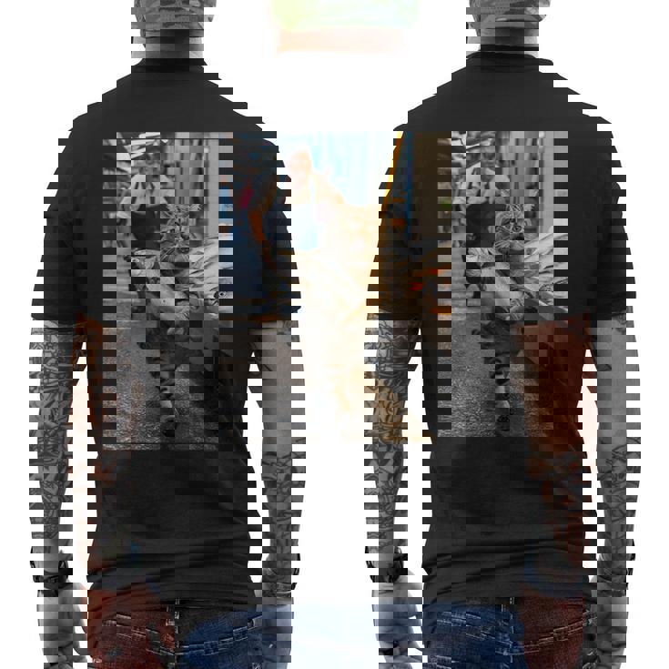 猫が魚市場を盗む冒険ファニーアートミーム メンズTシャツ バックプリント