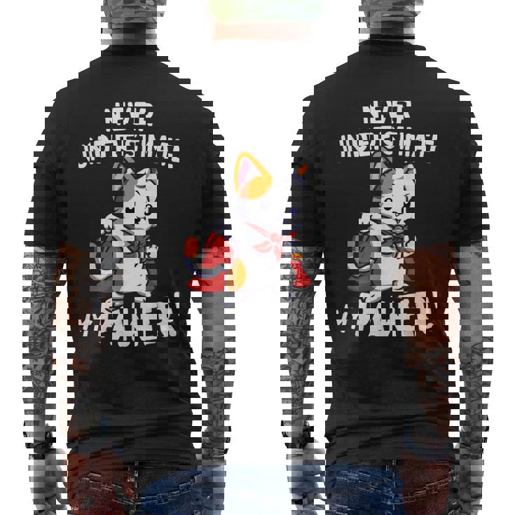 猫に言わせると、Don't Underestimate My Pawer Pun Cat（私の肉球を甘く見ないで）。 メンズTシャツ バックプリント