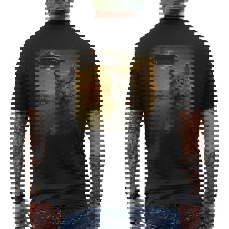 苦悩するブリティッシュショートヘアの猫 Ufo セルフィー 侵略 エイリアン メンズTシャツ バックプリント