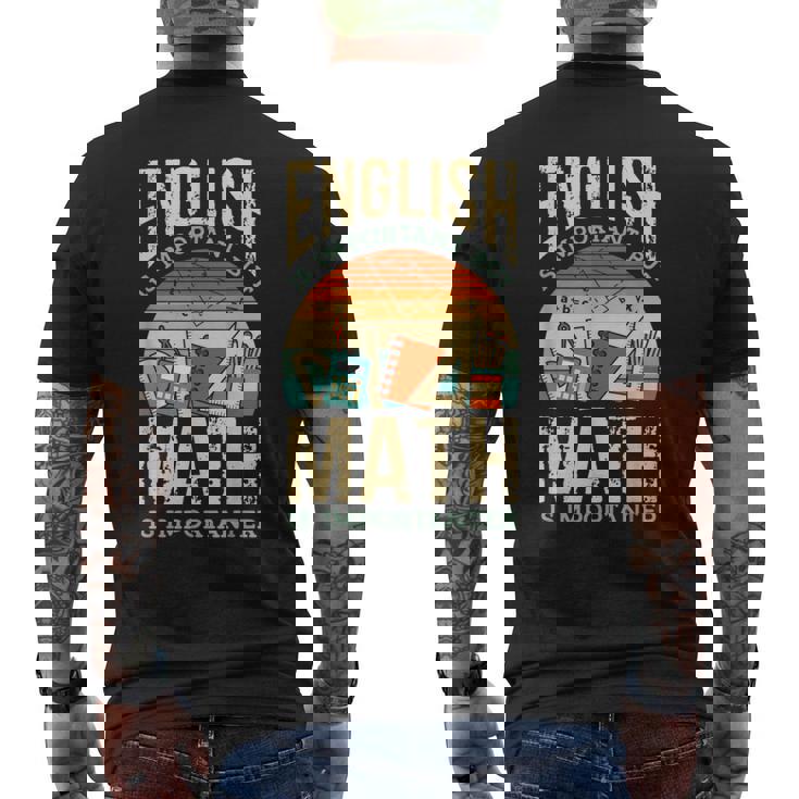 英語は大切だけど数学はもっと大事、数学ダジャレは面白い メンズTシャツ バックプリント