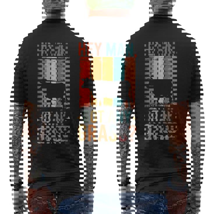 草を求めるレトロの面白い牛 農場のユーモアスタイル メンズTシャツ バックプリント