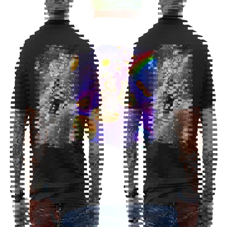 虹銀河のホットドッグに乗る宇宙の猫 メンズTシャツ バックプリント