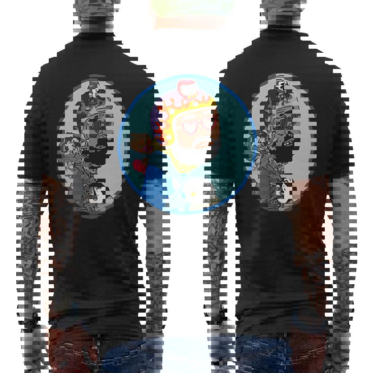 赤ちゃんをおんぶしたファンキー男 ハート型のサングラス ミニダルマ ヒゲ ファイヤーパターンのヘルメット メンズTシャツ バックプリント