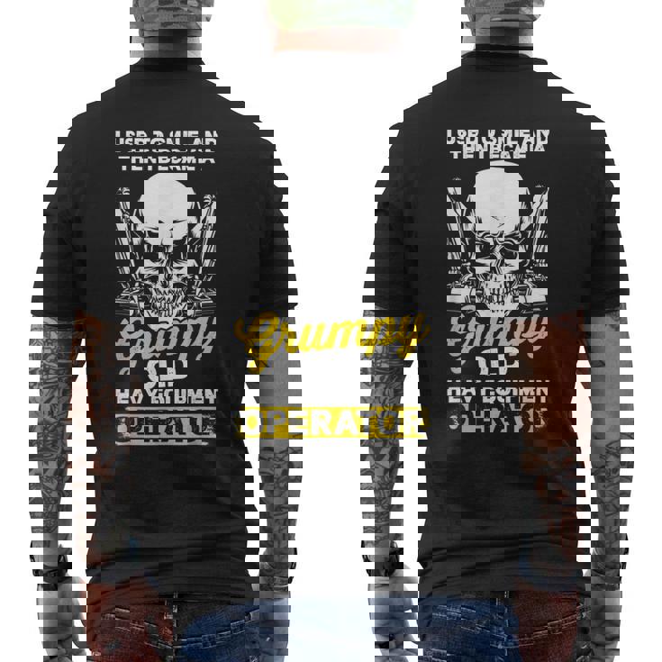 重機オペレーター 重機オペレーター メンズTシャツ バックプリント