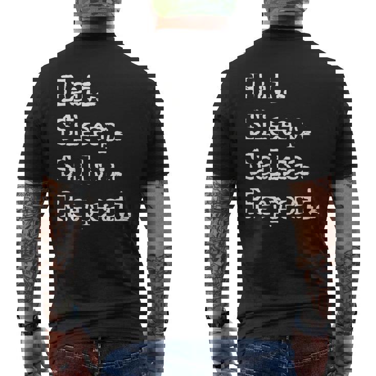 食べる。寝る。サルサ。繰り返す。 メンズTシャツ バックプリント