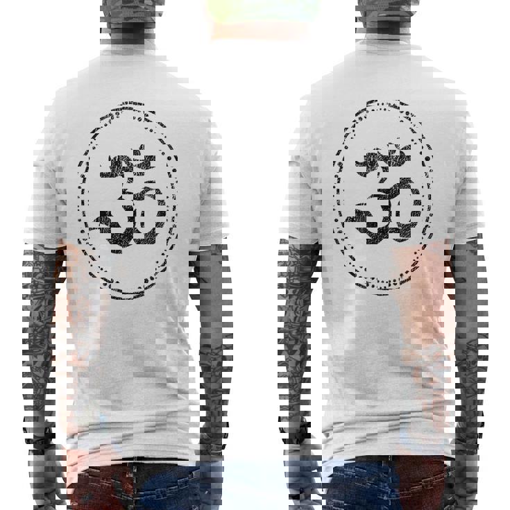 Om スピリチュアルシンボル ヨガ 瞑想 オーム メンズTシャツ バックプリント