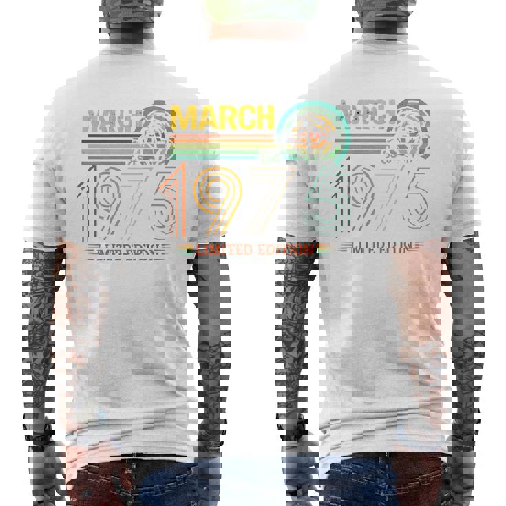 On Back- 1975年3月の誕生日 限定版 ヴィンテージ 51歳 メンズTシャツ バックプリント