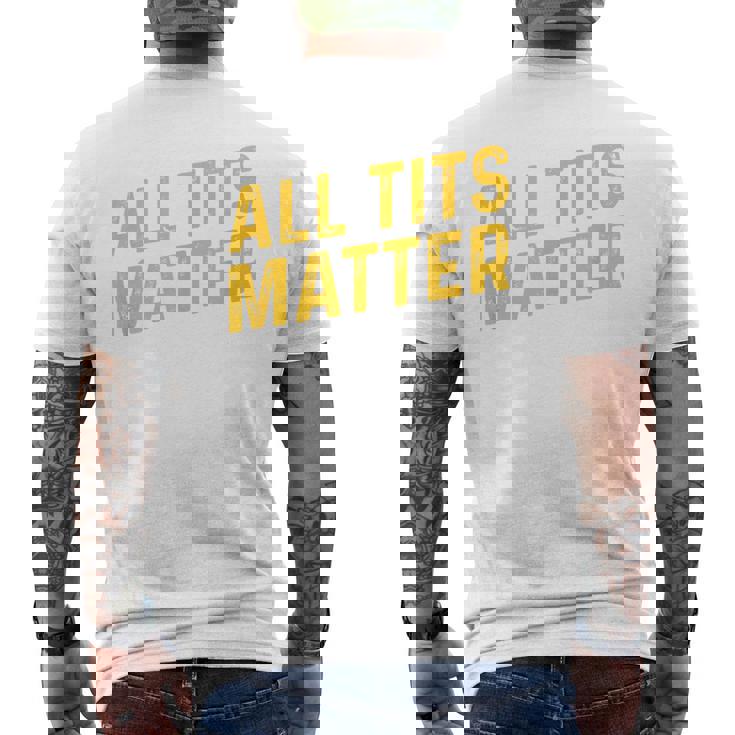 すべてのおっぱいは重要 メンズTシャツ バックプリント