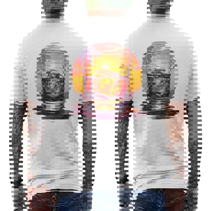 エレガントなウイスキーの夕日 メンズTシャツ バックプリント