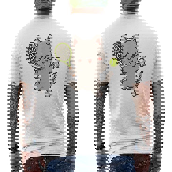 テニスをする猫。かわいいスポーツ猫。 メンズTシャツ バックプリント