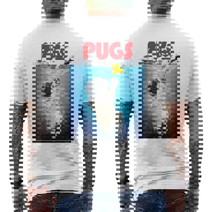 ニューヨーク港でゴム製のアヒルのおもちゃで遊ぶかわいいパグ犬 長袖tシャツ メンズTシャツ バックプリント