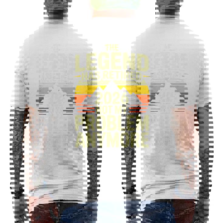 レジェンドが引退した2026年 おかしな退職祝い メンズTシャツ バックプリント