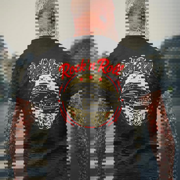 1950年代ロックンロールクラシックカーとサイコロロカビリー メンズTシャツ バックプリント 高齢者への贈り物