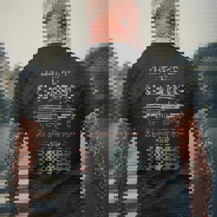 1956年生まれ、70歳の誕生日 クラシックカー メンズTシャツ バックプリント 高齢者への贈り物