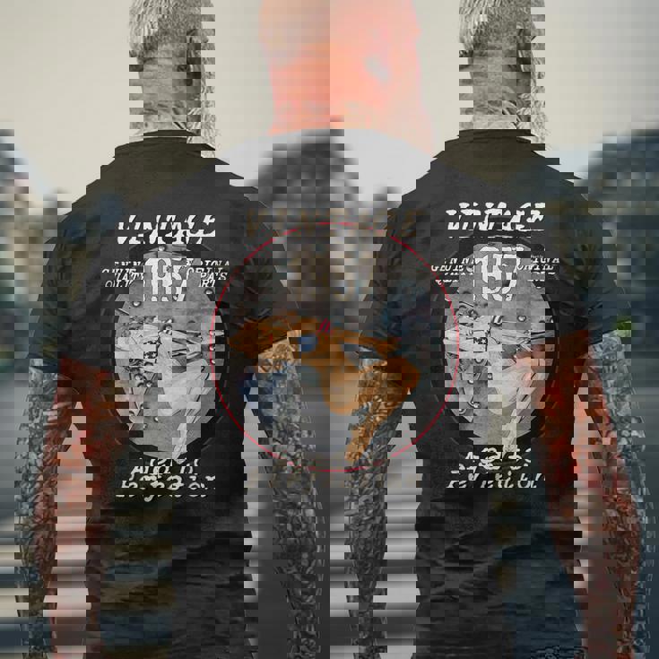 1957 ボンバーノーズアート ホットピンナップ 64歳の誕生日ギフト アンティーク調 メンズTシャツ バックプリント 高齢者への贈り物