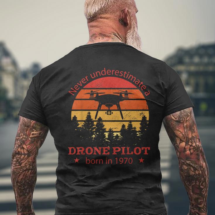 1970 年生まれのドローンパイロット、誕生日、クワドロコプター・ドローン メンズTシャツ バックプリント 高齢者への贈り物